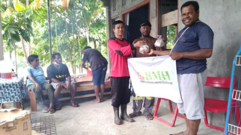 Relawan Hidayatullah Mengirim Bantuan Logistik dan Bersihkan Rumah Warga