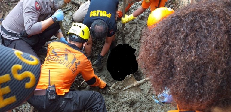 Tim SAR Hidayatullah Lakukan Pencarian dan Evakuasi Korban Banjir Distrik Sentani Papua