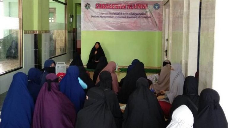 Bahagianya Mulyani Fatahannah Raih Sarjana Usia 53 Tahun