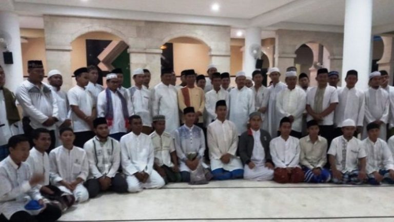 Dandim 0831 Shalat Tahajjud Bersama Santri Hidayatullah