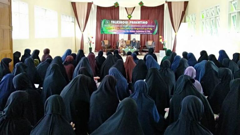 Mahasiswi STIS Hidayatullah Dibekali Ilmu Parenting