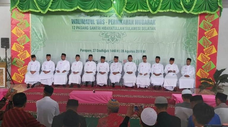Hidayatullah Sulsel Gelar Nikah Mubarak 12 Pasang Santri