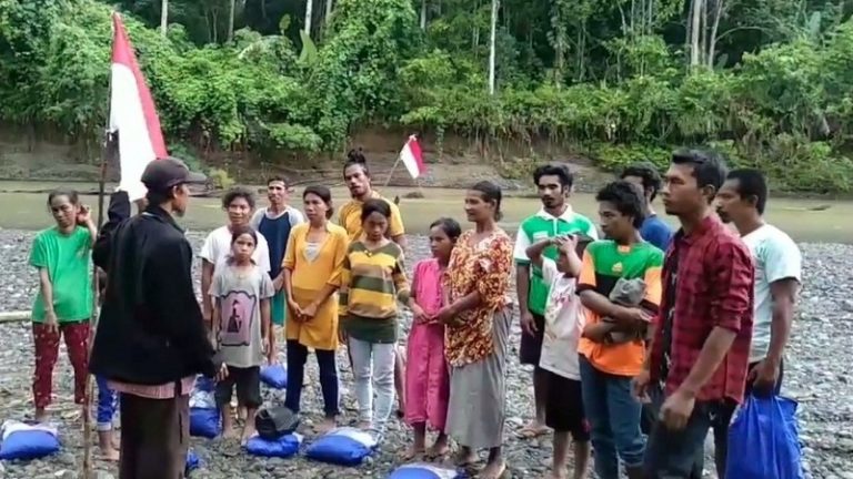 Dai Hidayatullah Kenalkan NKRI kepada Suku Terasing