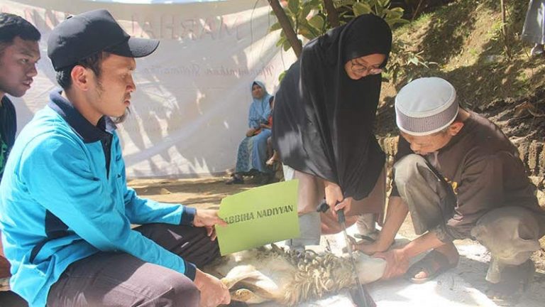 Santri Ar-Rohmah Putri Malang Sembelih Sendiri Qurbannya