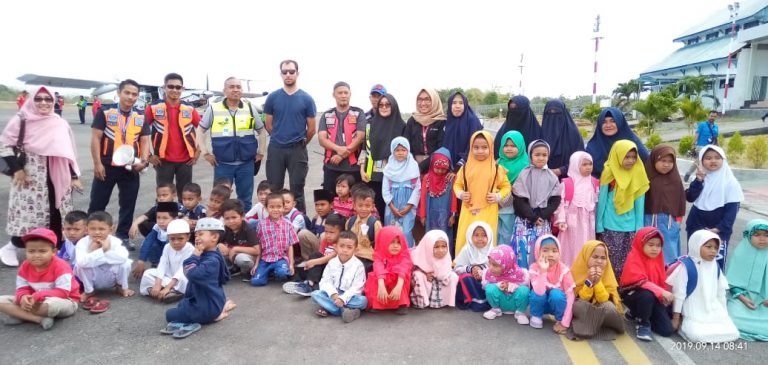 Anak SD Hidayatullah Baubau ke Bandara Betoambari