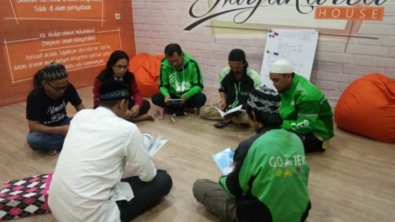 Bahagianya Ojol Bisa Bekerja Sambil Tetap Belajar Mengaji