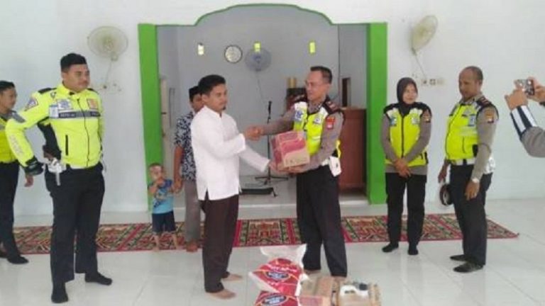 Polres Lantas Mamuju Berbagi Tali Asih Santri Hidayatullah