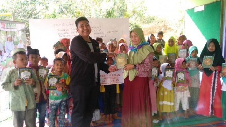 BMH Salurkan Al-Quran untuk Minoritas Muslim Pedalaman