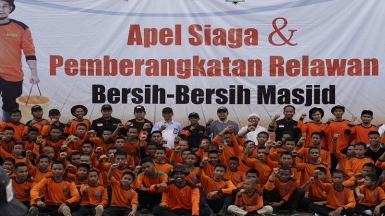 Aksi 100 Relawan Bersih-Bersih Masjid Sambut Ramadan