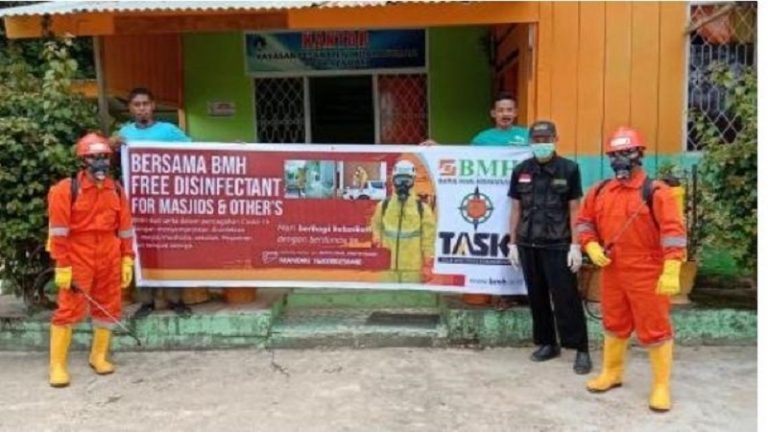 TASK Hidayatullah Semprot Disinfektan di Kendari