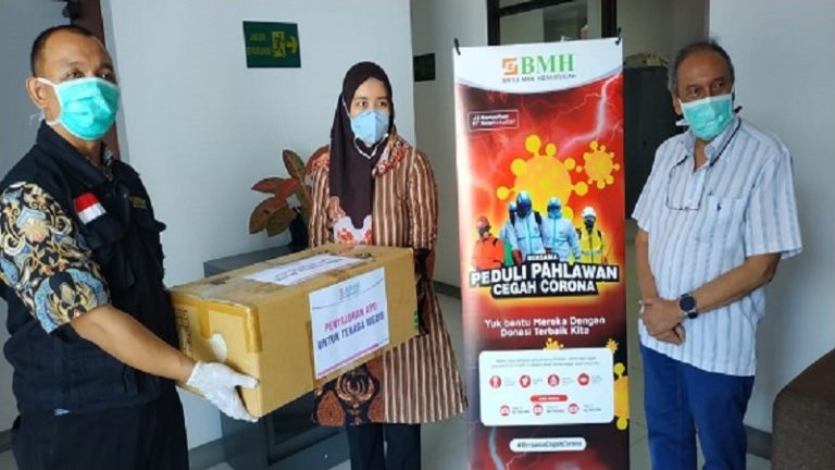 BMH Salurkan APD Untuk Lima Rumah Sakit