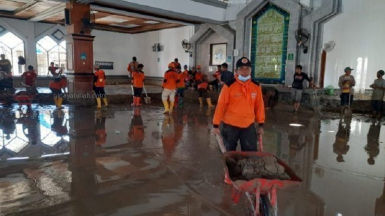 Task Hidayatullah Bersihkan Masjid yang Terendam Lumpur