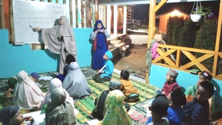 Mahasantri Hidayatullah Medan Mengabdi di Lereng Gunung Sinabung