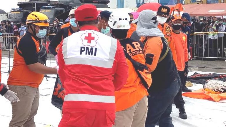 Senin Siang Tim Rescuer Fokus Pencarian Korban dan Serpihan Sriwijaya SJ-182