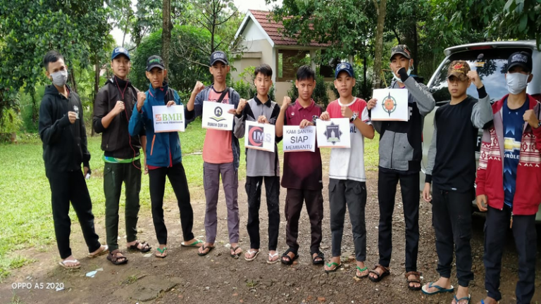 Santri Rumah Qur’an Jayakarta Hidayatullah DKI JAKARTA bersihkan Rumah Warga Terdampak Banjir