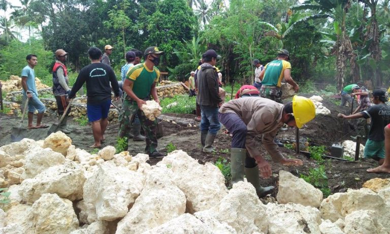 Kerja Bakti Satgas TNI Yonif MR 413 dan Warga Bangun Asrama Ponpes Hidayatullah Koya Koso