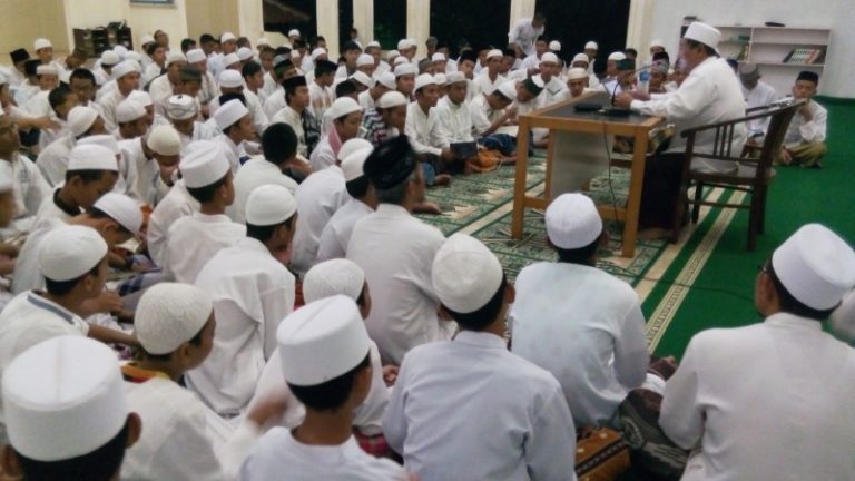 Pentingnya untuk Selalu Dekat kepada Ulama dan Orang Shalih