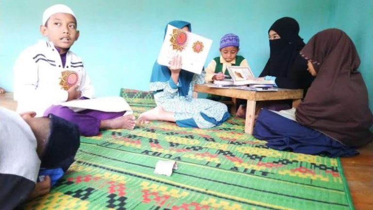 Panggilan Hati Antar Rizki Jadi Guru di Kaki Gunung Sibayak