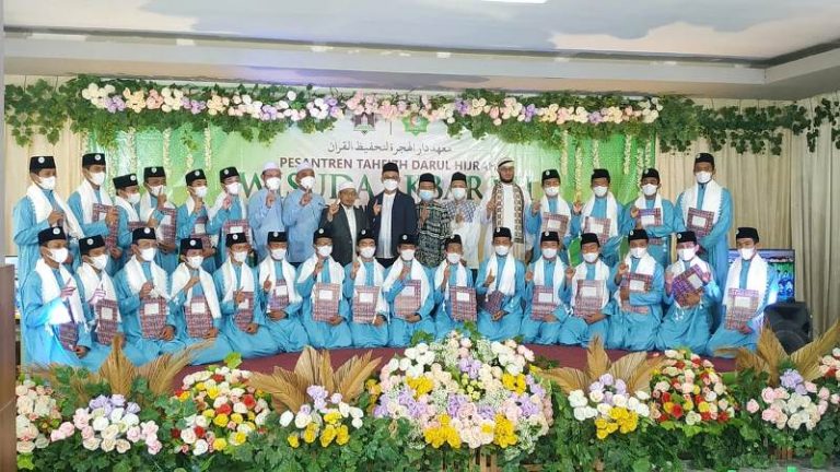 Pesantren Darul Hijrah Gelar Wisuda ke-VII dan Penugasan Santri