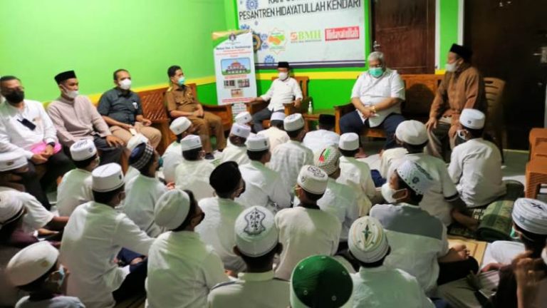 Menteri Bahlil Lahadalia Berikan Motivasi pada Santri Pesantren Hidayatullah Kendari