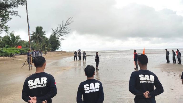SAR Hidayatullah Peringati HUT RI ke-76 di Pesisir Pantai