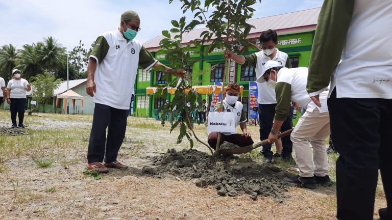 BP2P Papua 2 Tanam Pohon di Ponpes Hidayatullah Manokwari