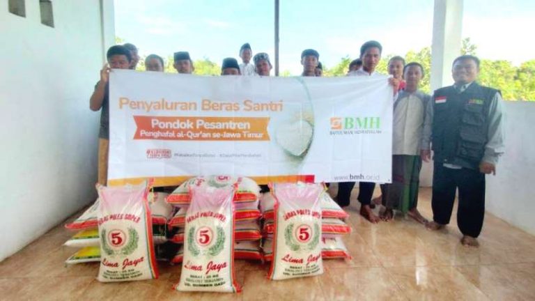 BMH Salurkan Program Beras untuk Santri di Pamekasan
