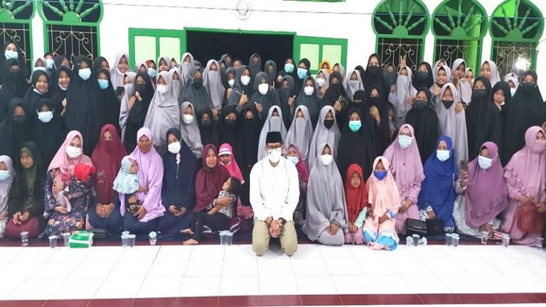 Beri Motivasi Santri di Sorong, Menparekraf Sampaikan FAST dan 3G