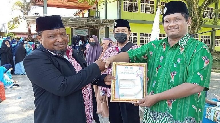 Peringati HGN, Ponpes Hidayatullah Timika Beri Penghargaan kepada Guru