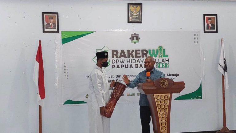 Gubernur Apresiasi Hidayatullah Konsisten Berkontribusi untuk Papua Barat