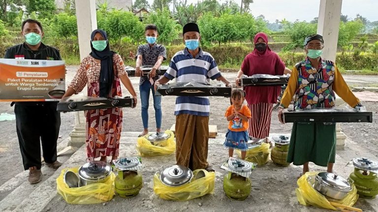Sinergi Serahkan Paket Perlengkapan Dapur untuk Penyintas Erupsi Semeru