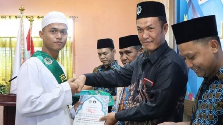 Ponpes Hidayatullah Timika Gelar Penyerahan Syahadah untuk Santri Penghafal