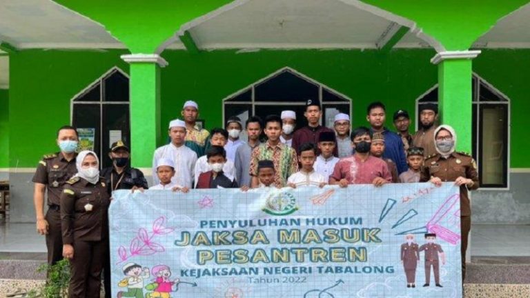 Kejari Kenalkan Hukum ke Santri Hidayatullah Tabalong