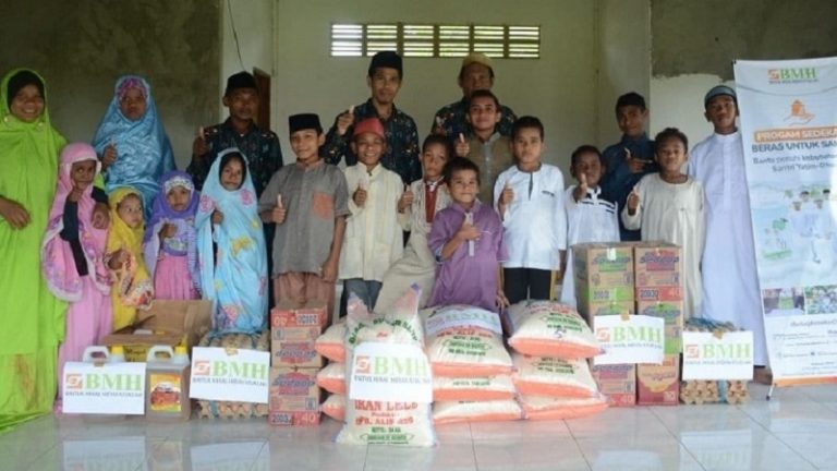 BMH Kirimkan Bantuan Beras Santri Tahfidz ke Pulau Buru