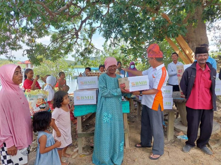 BMH Kepri Sambangi Kampung Muallaf di Pelosok Kampung Setengar