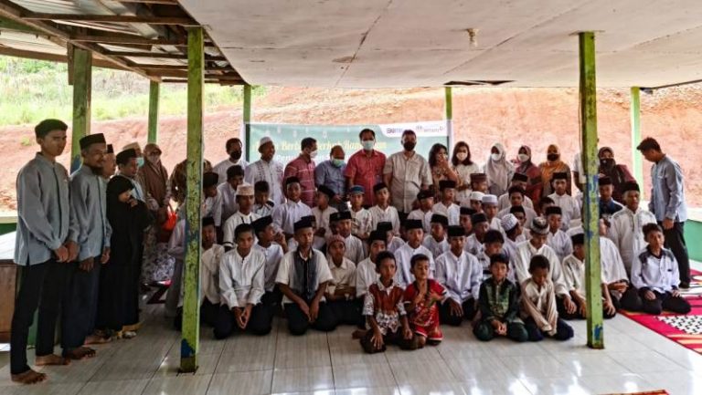 Antam Berbagi Berkah Ramadhan di Pesantren Hidayatullah Kolaka