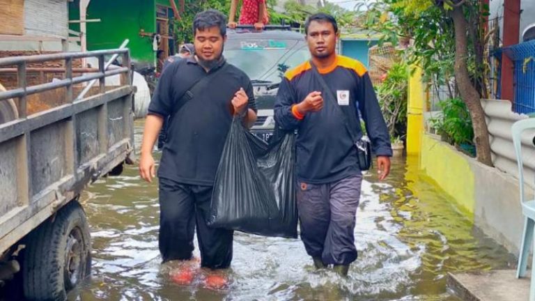 Hidayatullah Jawa Tengah Turunkan Tim Bantu Korban Banjir Rob
