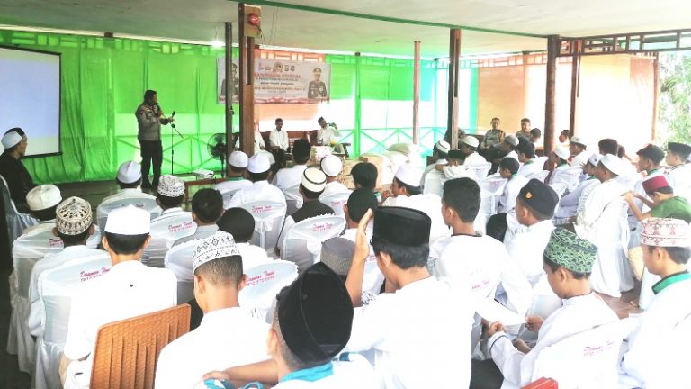 Kapolda Maluku Utara Beri Sembako untuk Santri Hidayatullah