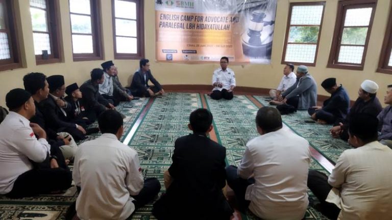Tingkatkan Kapasitas Lawyer LBH Hidayatullah Menggelar English Camp