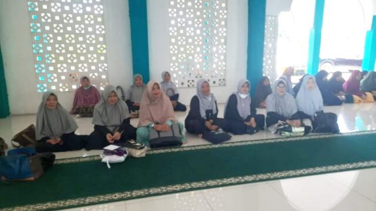 Ratu Suri Keraton Surya Negara Sanggau Sambangi Ponpes Hidayatullah