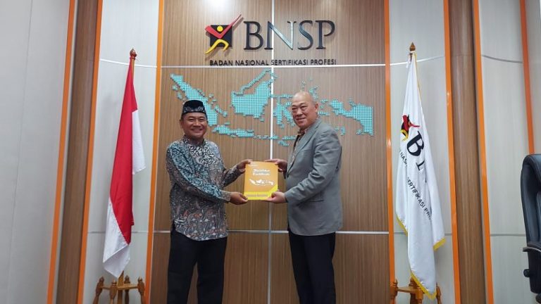 Dirut Laznas BMH Terima Sertifikasi 23 Amil dari Ketua BNSP