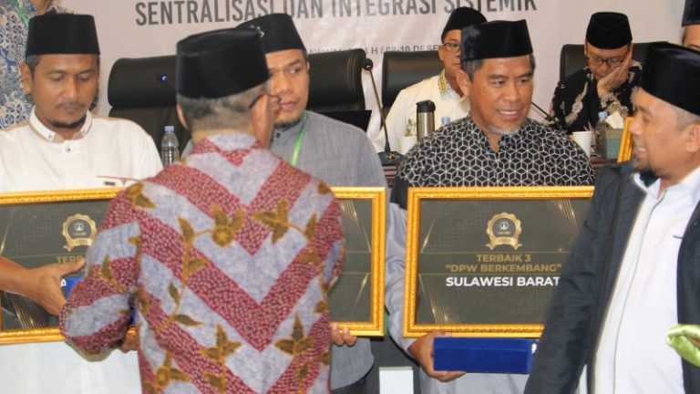 Sembilan Dewan Pengurus Wilayah Hidayatullah Terima Award di Rakernas