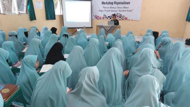 Murid SMP Putri Hidayatullah Depok Siapkan Diri Berkarya dengan Kekuatan Literasi