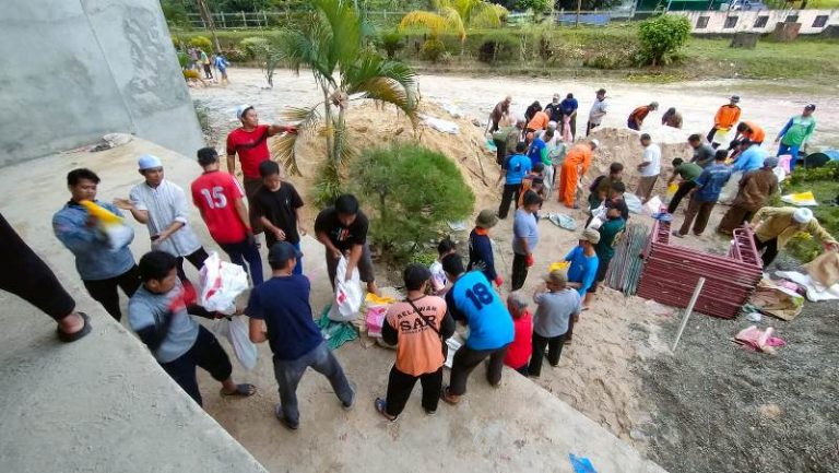 Semarak Gotong Royong Keroyok Pembangunan Masjid Ar-Riyadh