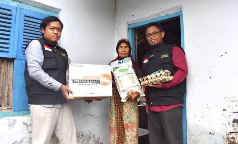 Tangis Nenek Berusia 100 Tahun Terima Ekspedisi Zakat Laznas BMH