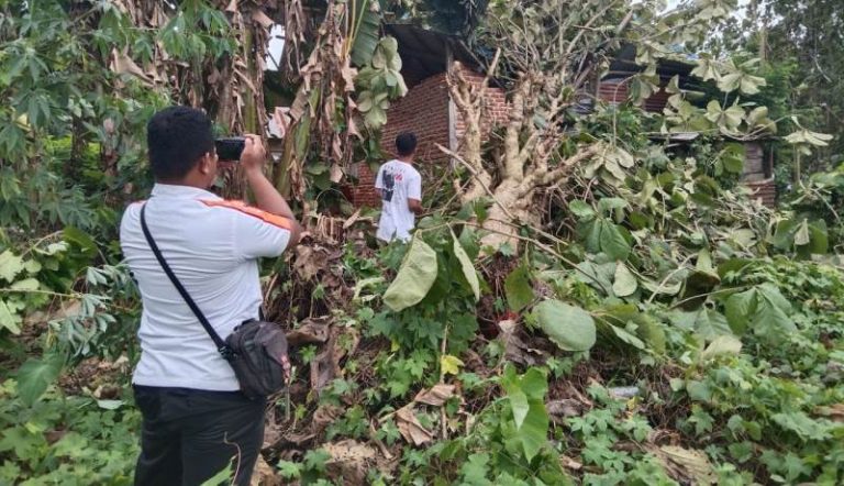 Bantu Bangun Dapur Warga Penyintas Angin Puting Beliung di Kendari
