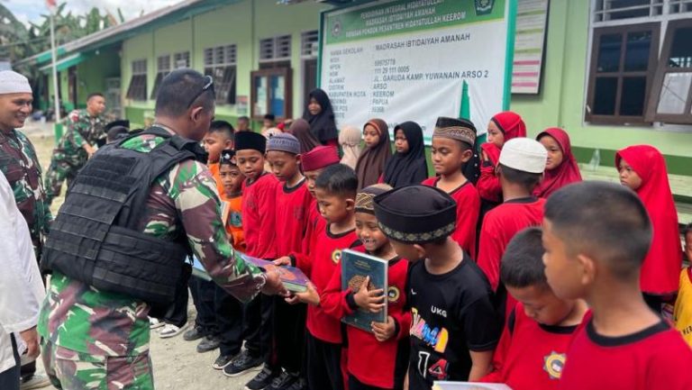 TNI Satgas Yonif 132/BS Bagikan Al-Quran kepada Santri Pesantren Hidayatullah Keerom