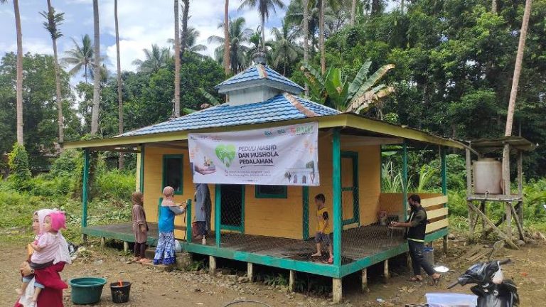 Simpul Sinergi Bersama Warga Gembira Bersih bersih Masjid di Bangkalan Dayak