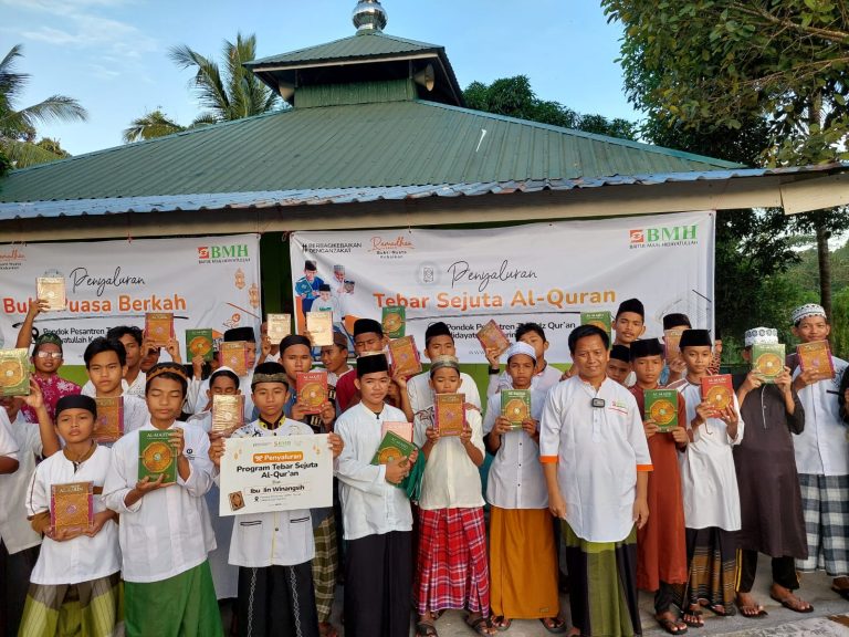 Buka Puasa Berkah dan Tebar Sejuta Al QuranBMH Kepri di Karimun