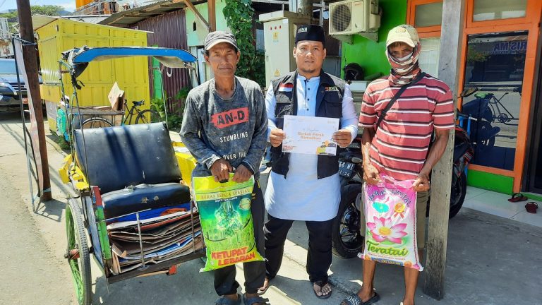 BMH Bagikan Paket Berkah Fitrah untuk Warga Pulau Karampuang dan Mamuju